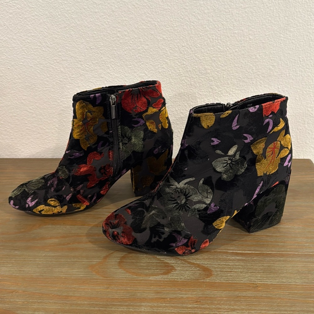 Cloud Walker by Avenue Size 9.5 multicolored velvet floral heeled booties